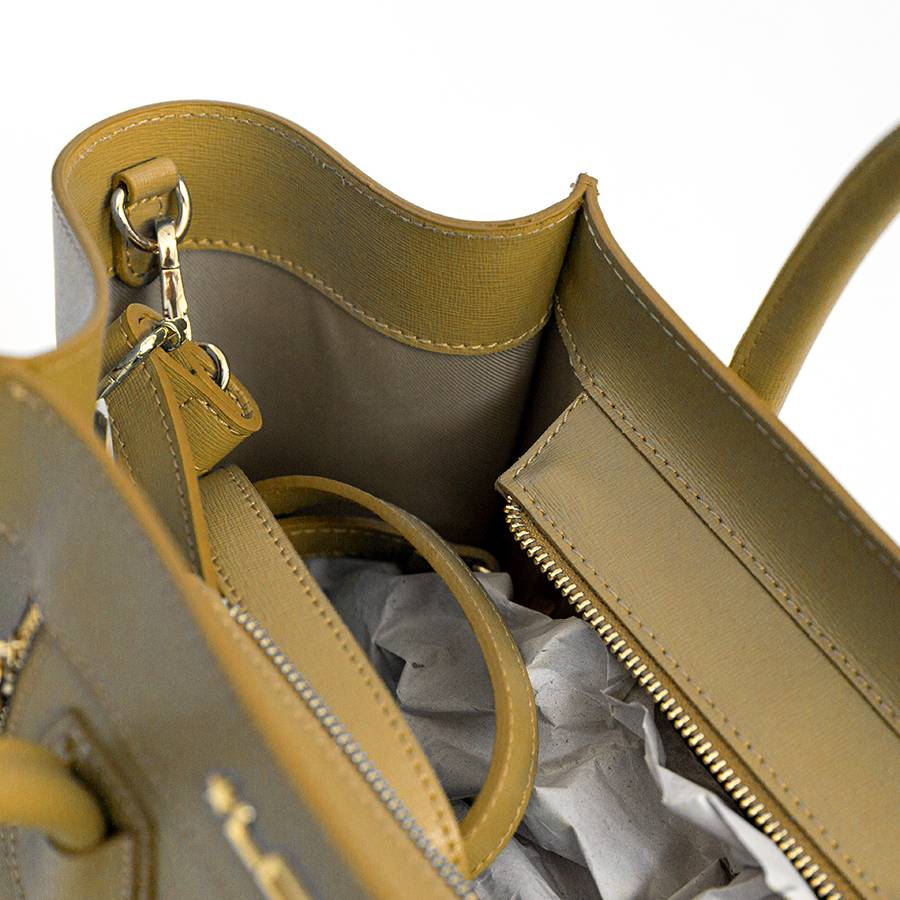 Laura Di Maggio ALIA – Borsa a trapezio in pelle saffiano senape Promozione Limitata