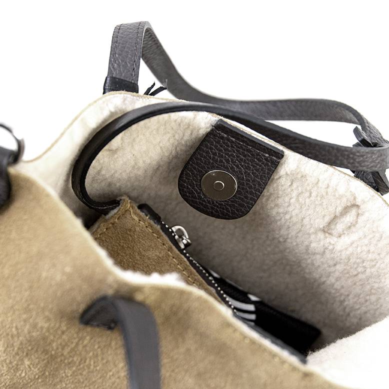 Laura Di Maggio TRUDI – borsa in camoscio ed eco montone taupe Vendita Calda