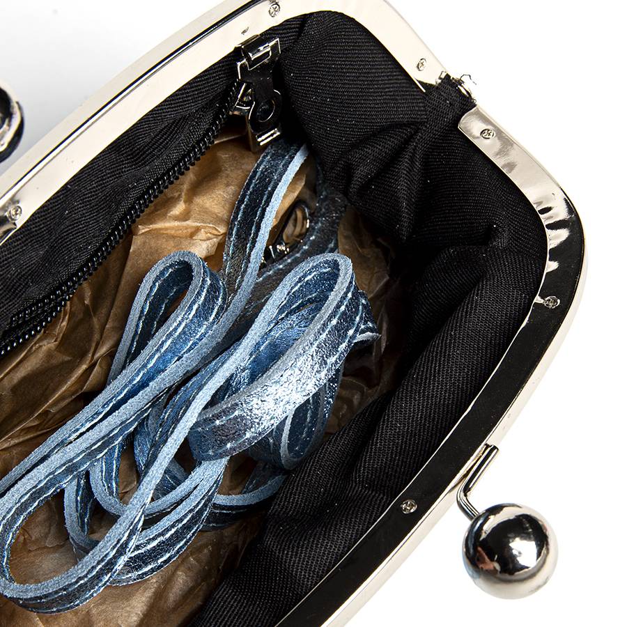 Laura Di Maggio CLUTCH – borsetta in pelle laminata azzurra In Linea