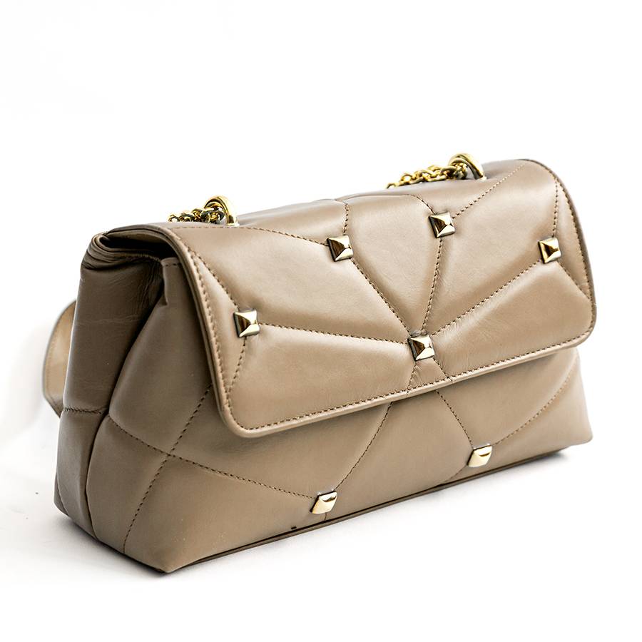 Laura Di Maggio MUSA – borsa in pelle nappa trapuntata con borchie taupe Nuovo