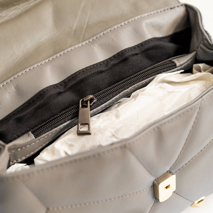 Laura Di Maggio MUSA – borsa in pelle nappa trapuntata con borchie taupe Nuovo