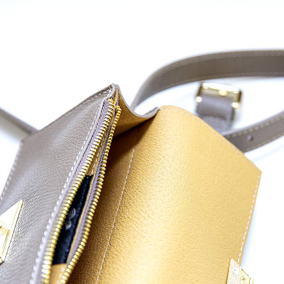 Laura Di Maggio CAROL – marsupio taupe con chiusura oro Negozi Online