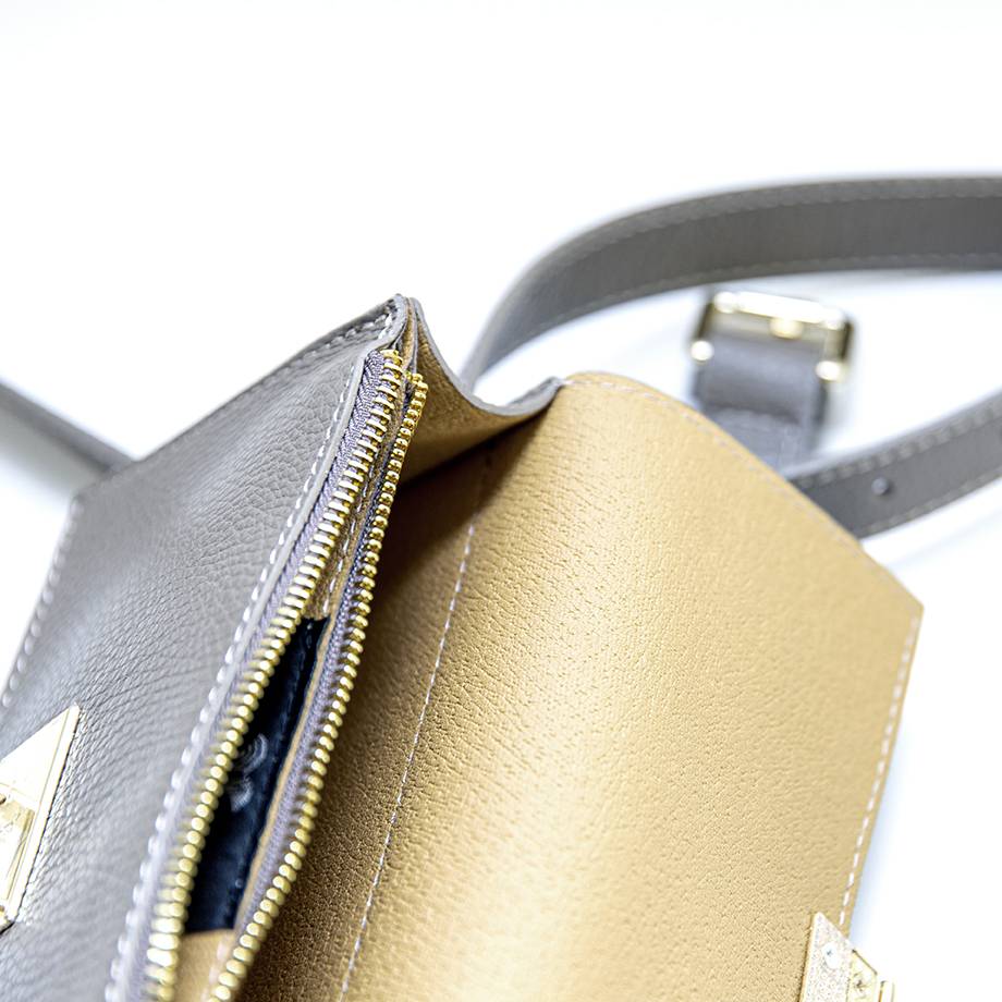 Laura Di Maggio CAROL – marsupio grigio con chiusura oro Consegna Veloce