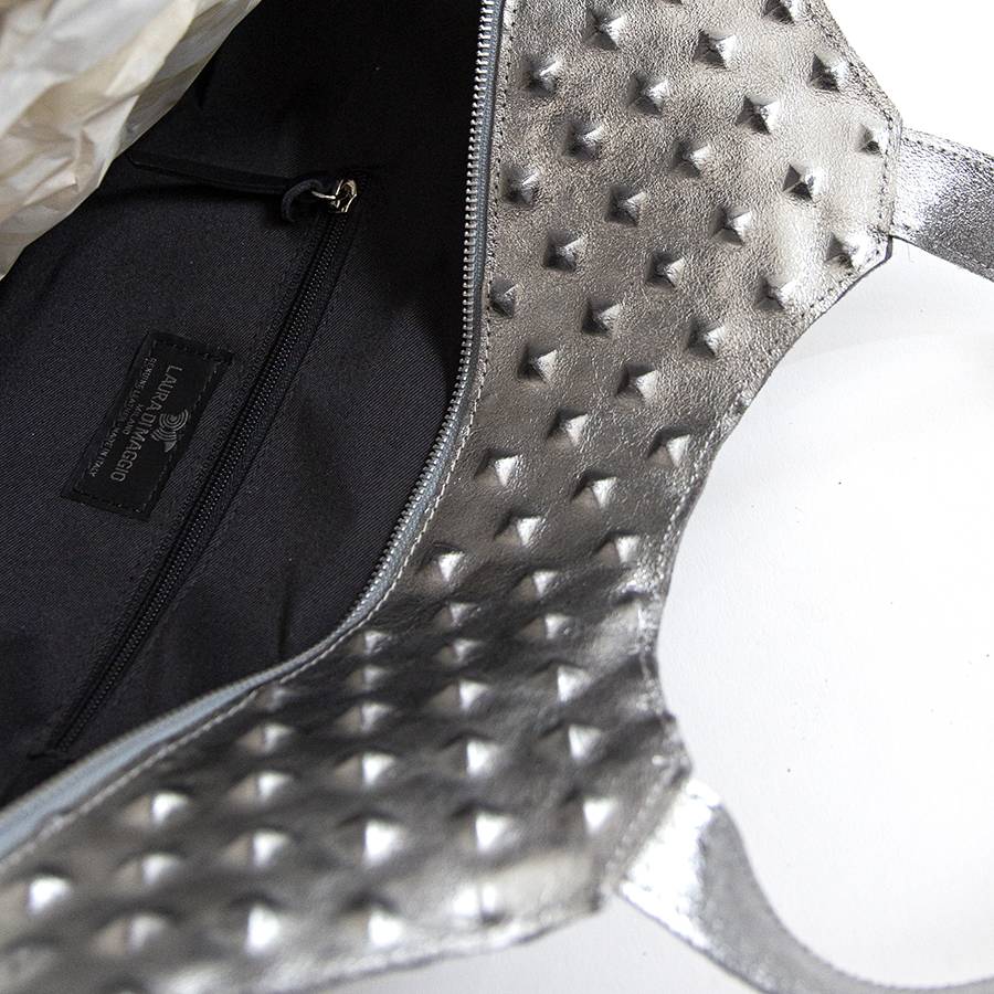 Laura Di Maggio ASTRID – Borsa in pelle laminata argento stampa chiodo Nuovo