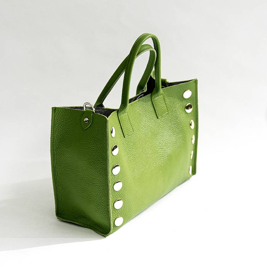 Laura Di Maggio SAM – Shopping con borchie in pelle verde aloe In Linea