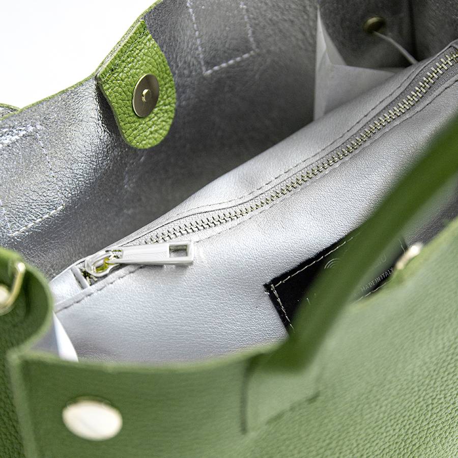 Laura Di Maggio SAM – Shopping con borchie in pelle verde aloe In Linea