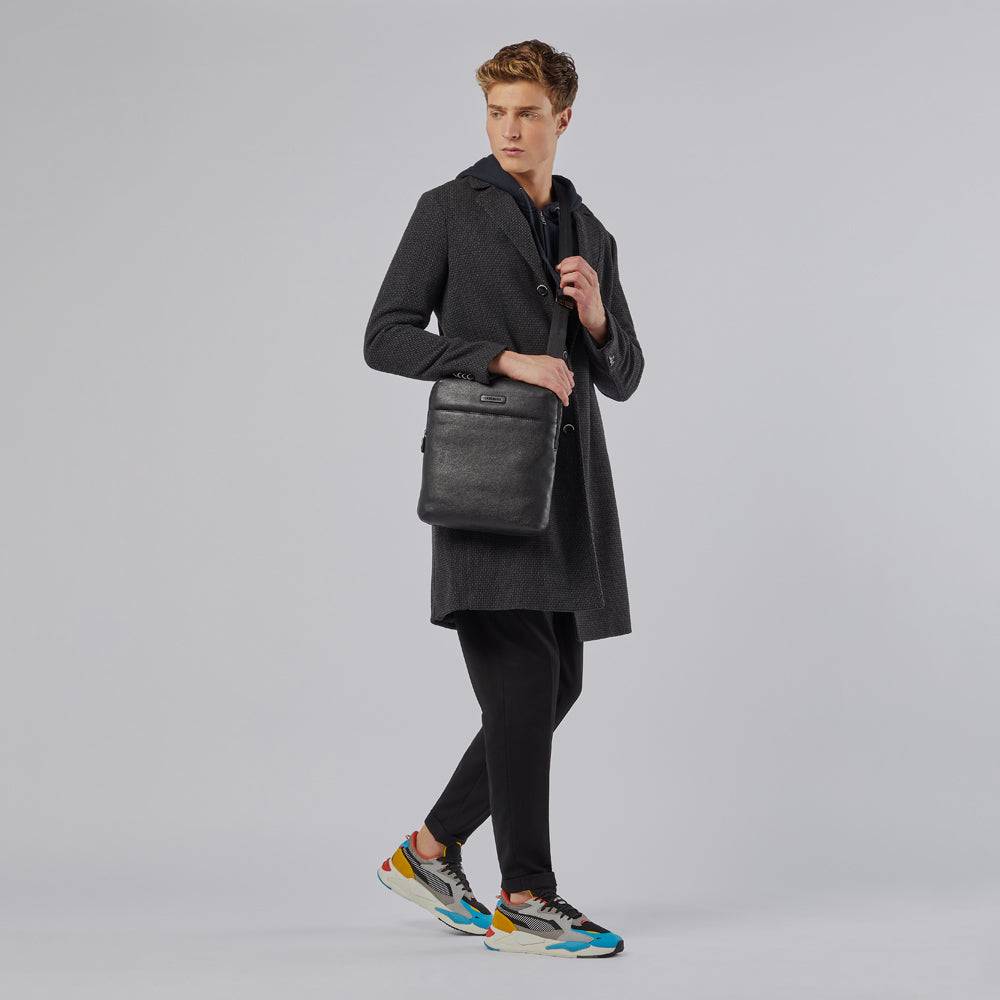 Piquadro Expandable iPad® crossbody bag with front pocket Qualità