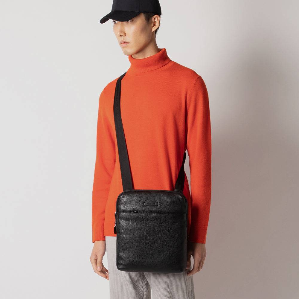 Piquadro Expandable iPad® crossbody bag with front pocket Qualità