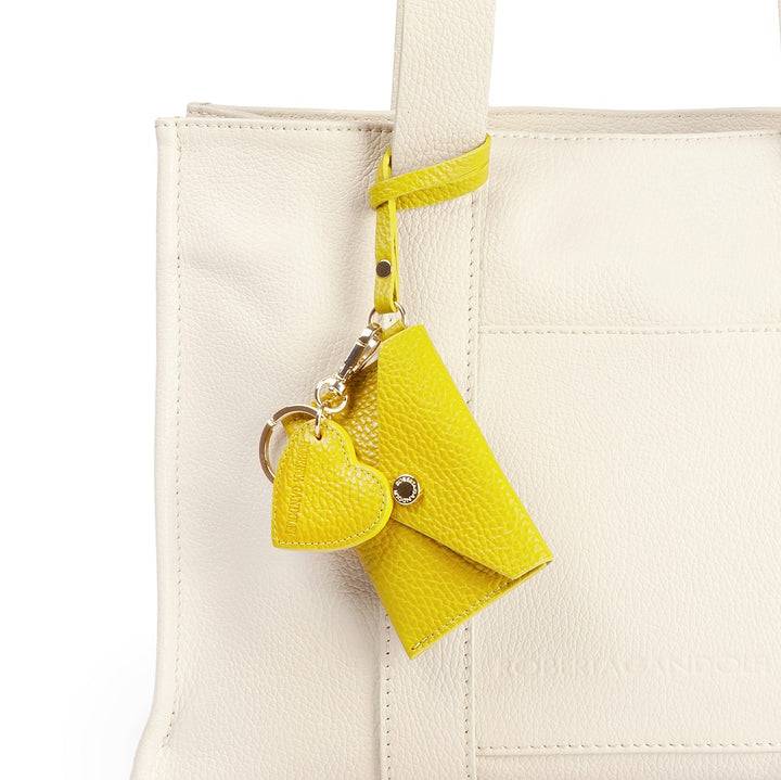 ﻿Roberta Gandolfi Tessa shopping in pelle con charms colorato e pratica tasca esterna Acquista Ora