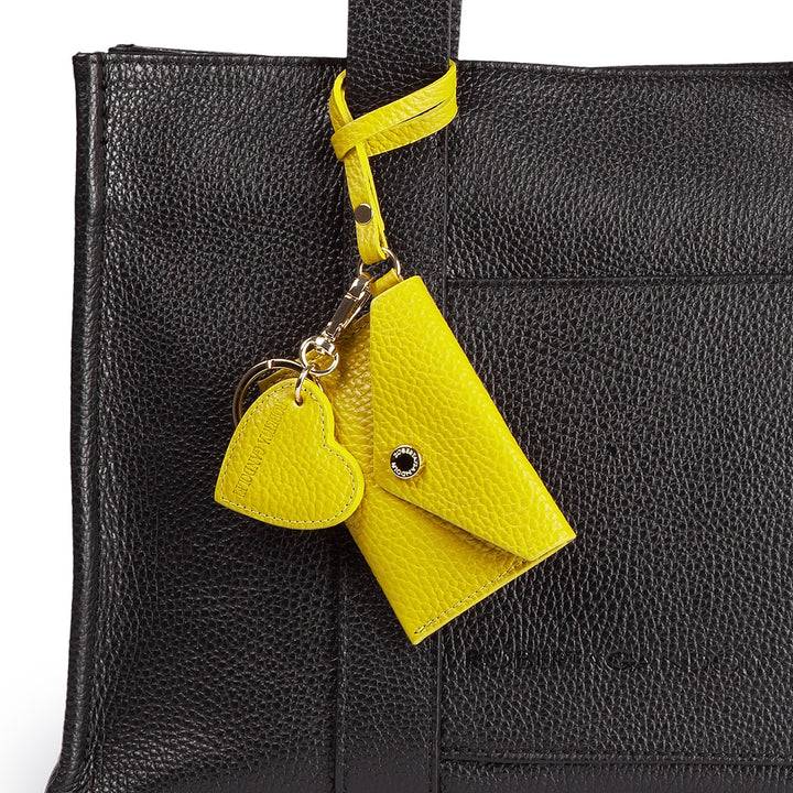 Roberta Gandolfi Tessa shopping in pelle con charms colorato e pratica tasca esterna Sottocosto