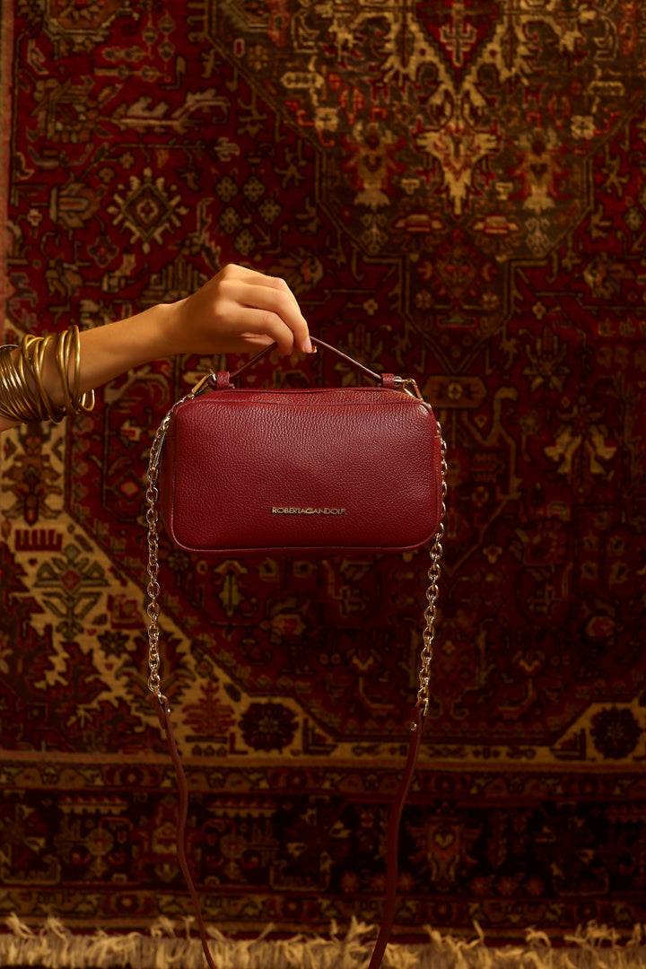 Roberta Gandolfi Brigida camera borsa in pelle con doppio scomparto e tracolla in catena dorata con spallaccio protettivo in pelle Presa