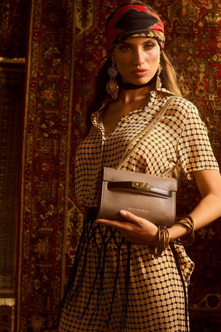 Roberta Gandolfi Frida crossboby in pelle martellata con tracolla di catena dorata Moda