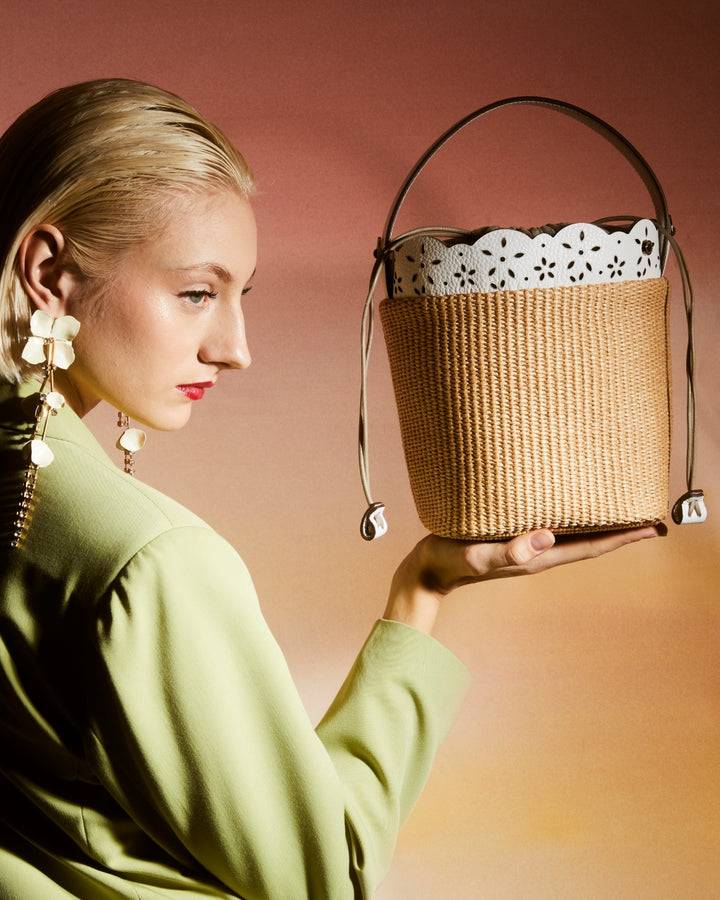 Roberta Gandolfi Diletta Bucket in rafia con balza in pelle laserata con tracolla staccabile Acquista Ora