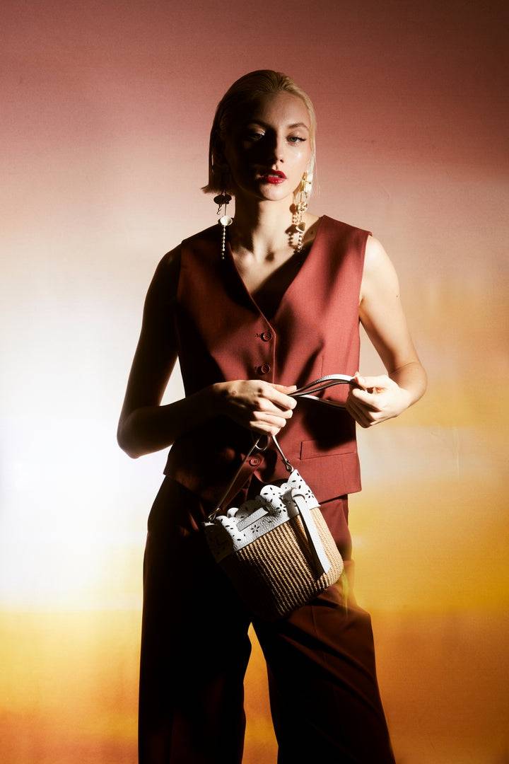 Roberta Gandolfi Diletta Mini Bucket in rafia con balza in pelle laserata con tracolla staccabile Affare Del Giorno
