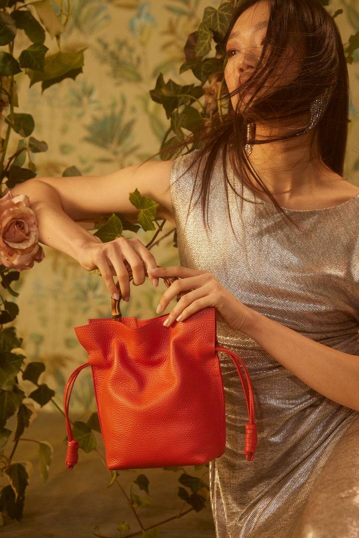 Roberta Gandolfi Silvana small borsa a mano in pelle martellata con manico in vero legno di bambù e tracolla staccabile e regolabile In Linea