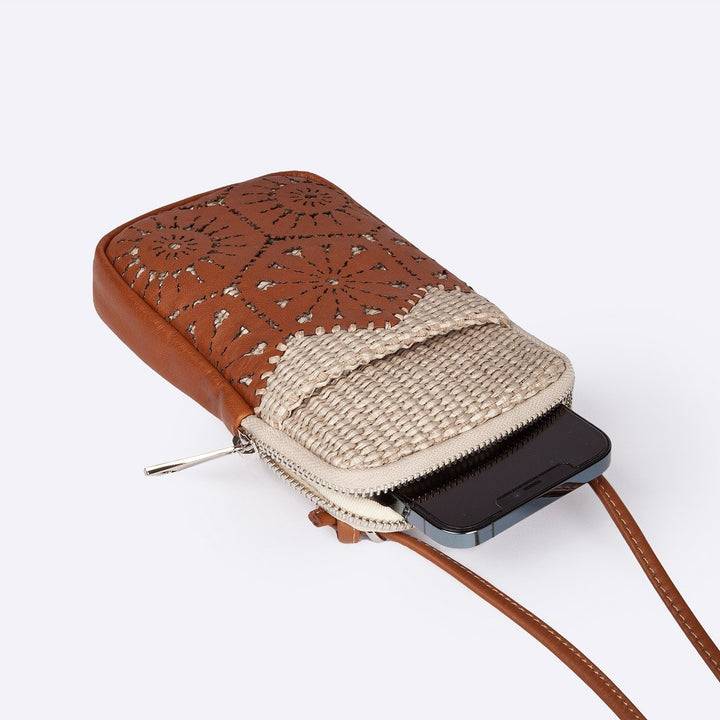 Roberta Gandolfi Giulia phone holder in rafia e pelle il pannello tagliato al laser è interamente cucito a mano con tracolla staccabile Vendita