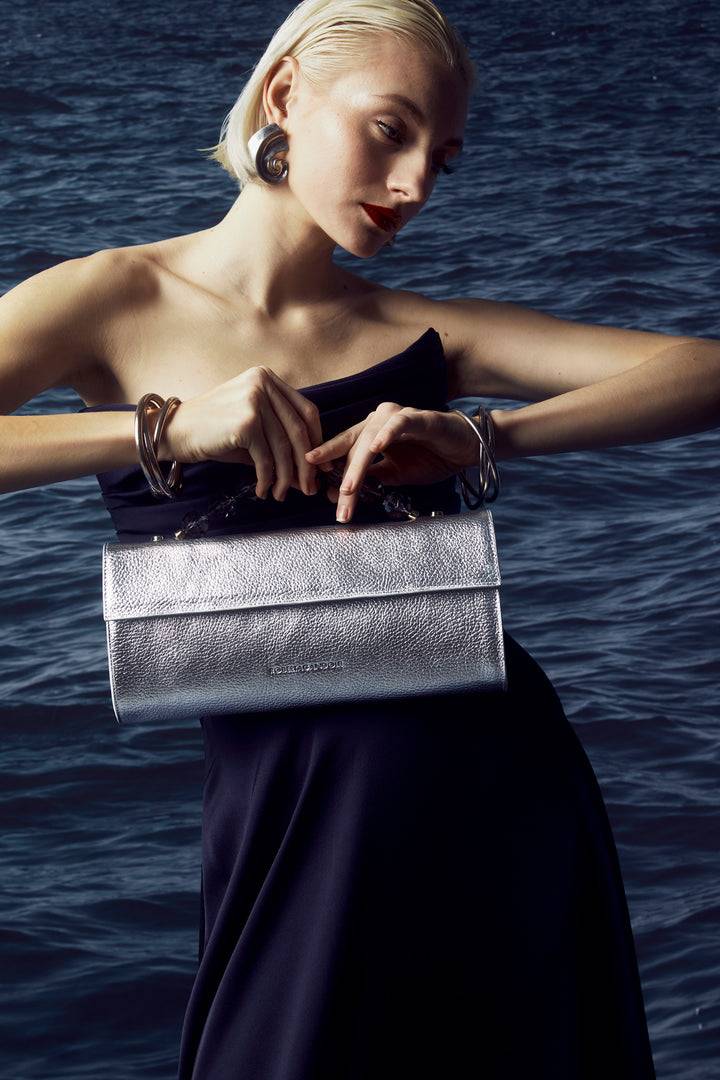Roberta Gandolfi Julia Boule cluch in pelle metalizzata e manico gioiello con tracolla staccabile e regolabile Moda