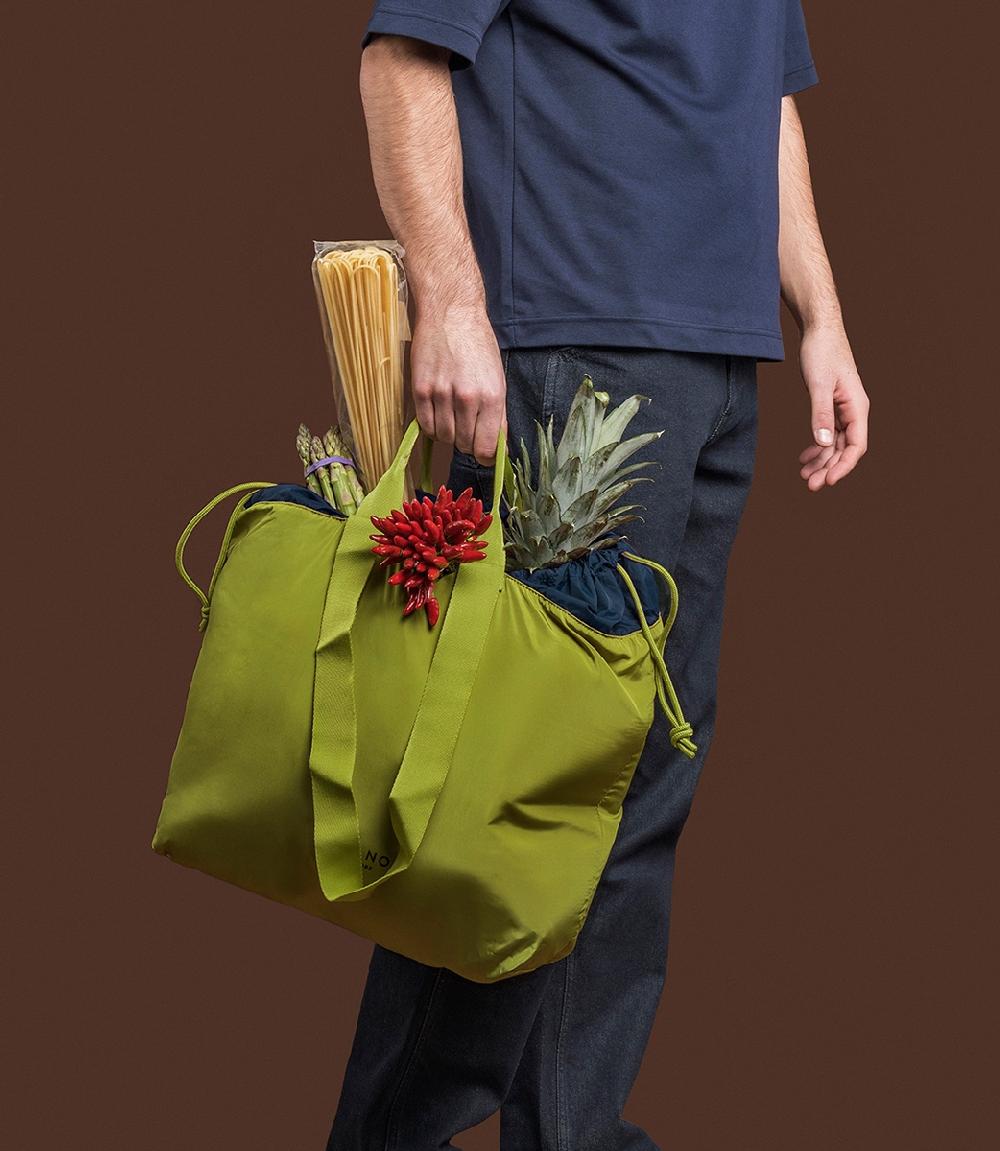 Tucano Borsa shopper pieghevole in materiale ottenuto dalla plastica riciclata Offerta
