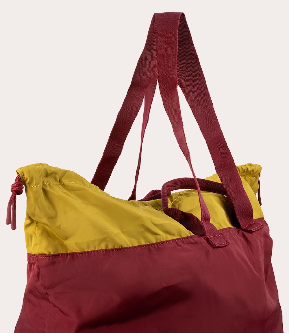 Tucano Borsa shopper pieghevole in materiale ottenuto dalla plastica riciclata Offerta