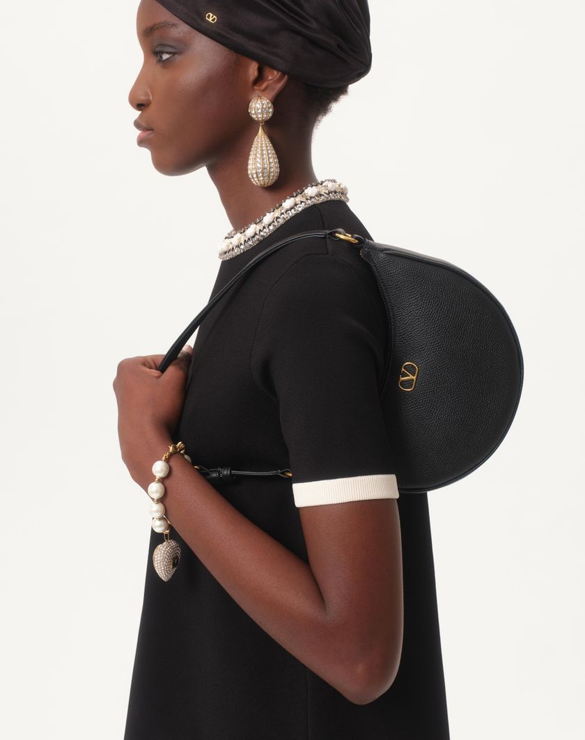 Valentino Handbags Mini Borsa Hobo Vlogo Signature In Vitello Granato per Donna in Nero | Valentino IT Saldi Di Fabbrica