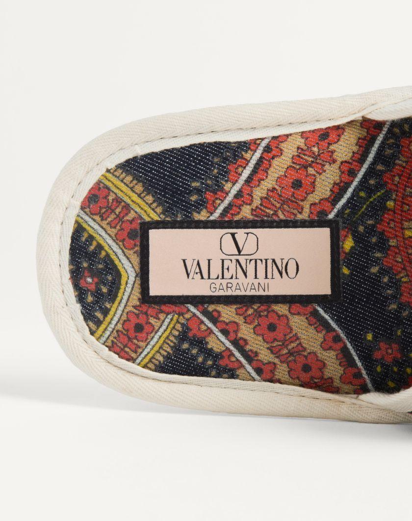 Valentino Handbags Slide Ta Chambre In Tessuto Denim Voyage Imaginaire per Uomo in Multicolor/avorio | Valentino IT Offerta