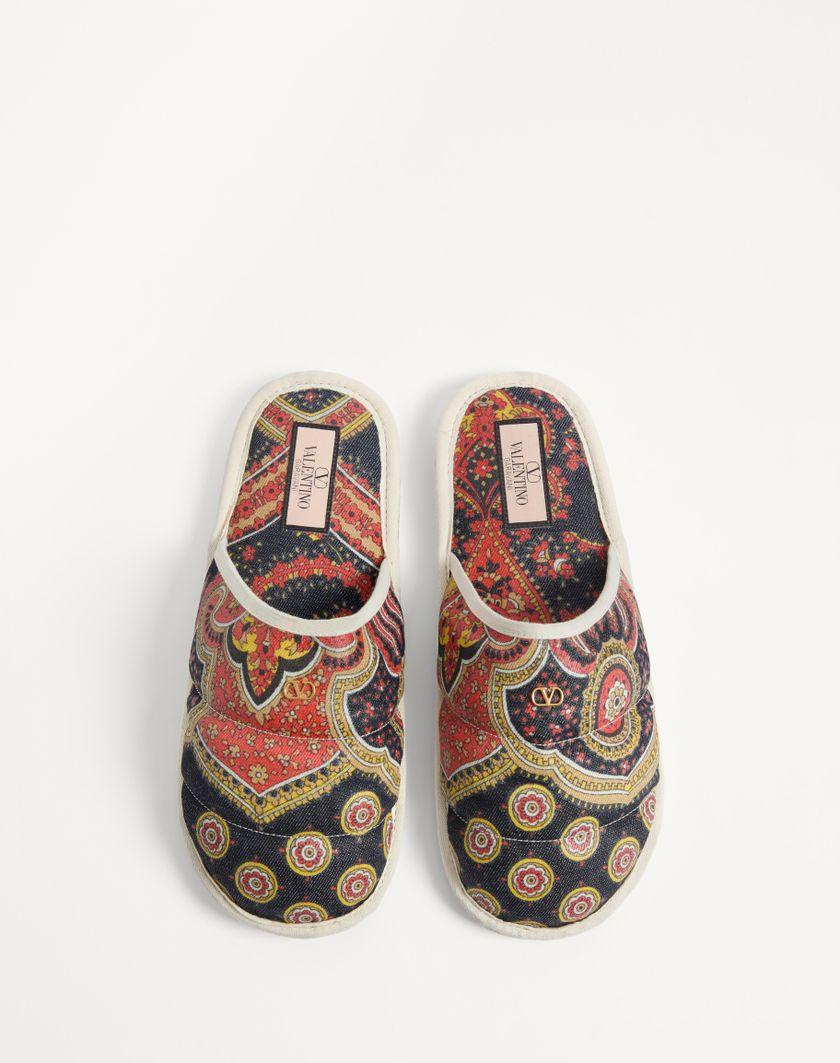 Valentino Handbags Slide Ta Chambre In Tessuto Denim Voyage Imaginaire per Uomo in Multicolor/avorio | Valentino IT Offerta