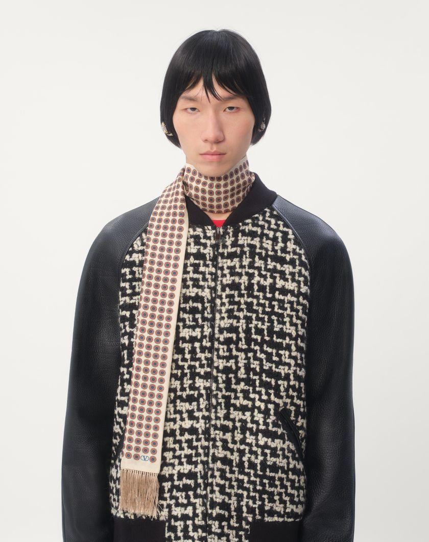Valentino Handbags Scarf Bandeaux Chamber In Seta Con Frange per Uomo in Crema/pesca/bluette/nero | Valentino IT In Vendita