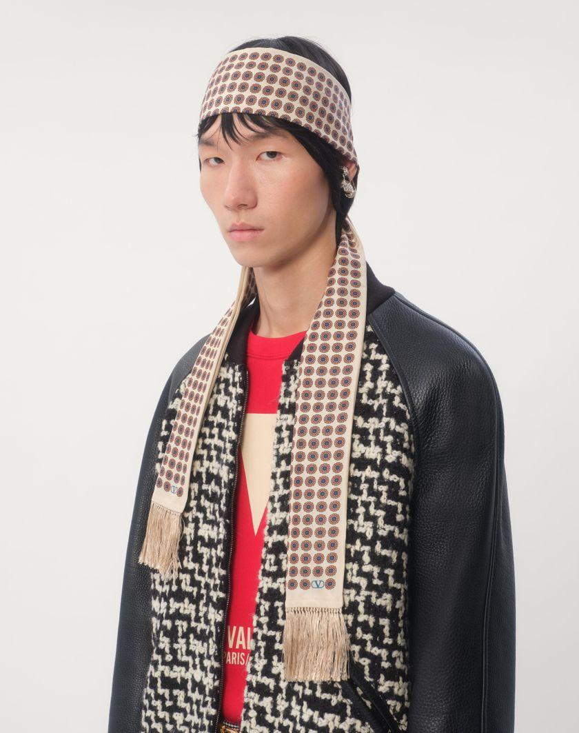 Valentino Handbags Scarf Bandeaux Chamber In Seta Con Frange per Uomo in Crema/pesca/bluette/nero | Valentino IT In Vendita