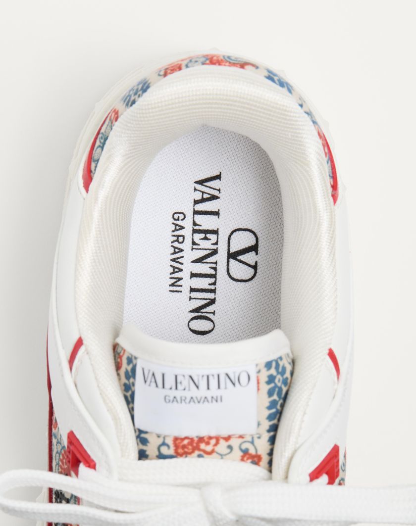 Valentino Handbags Sneaker Low Top Freedots In Vitello E Tessuto Voyage Imaginaire per Uomo in Bianco/multicolor/corallo | Valentino IT 2025