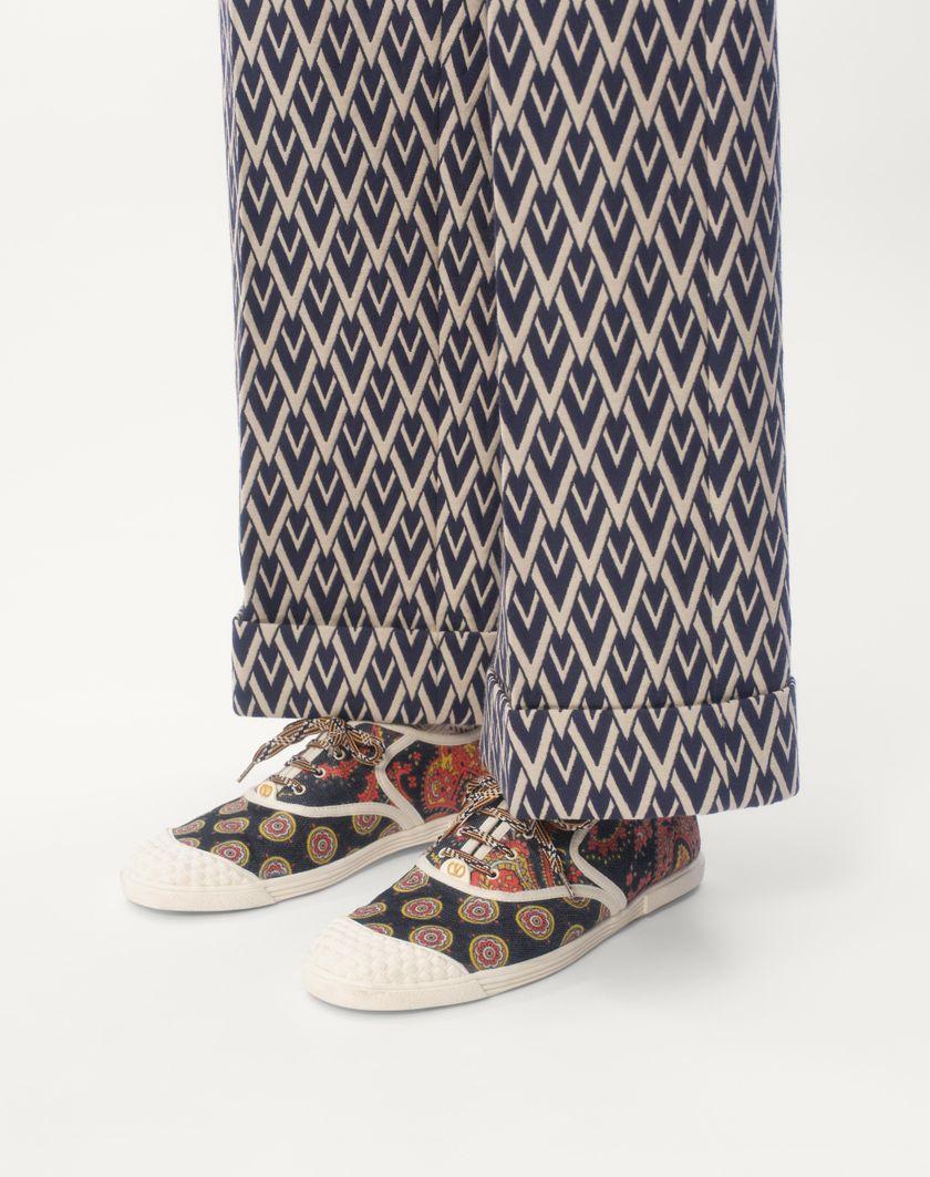 Valentino Handbags Sneaker Bay By Bay In Tessuto Denim Voyage Imaginaire per Uomo in Multicolor/avorio | Valentino IT Sottocosto