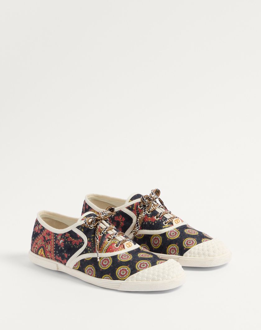 Valentino Handbags Sneaker Bay By Bay In Tessuto Denim Voyage Imaginaire per Uomo in Multicolor/avorio | Valentino IT Sottocosto
