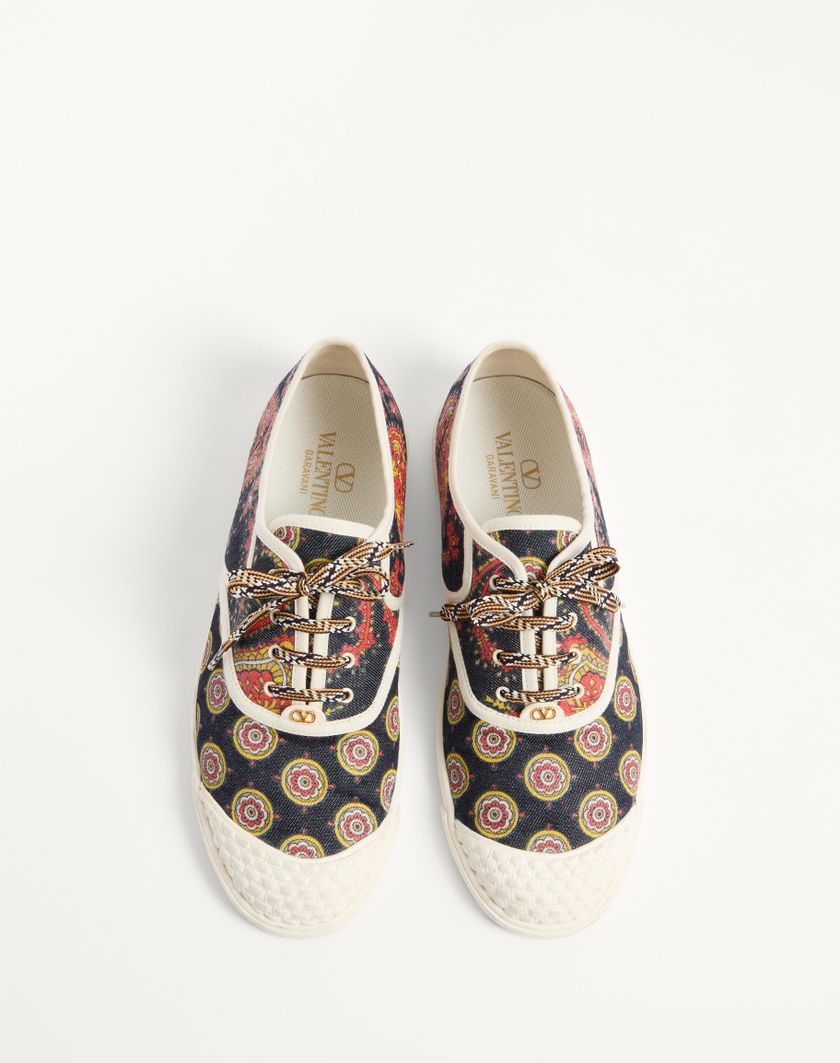 Valentino Handbags Sneaker Bay By Bay In Tessuto Denim Voyage Imaginaire per Uomo in Multicolor/avorio | Valentino IT Sottocosto