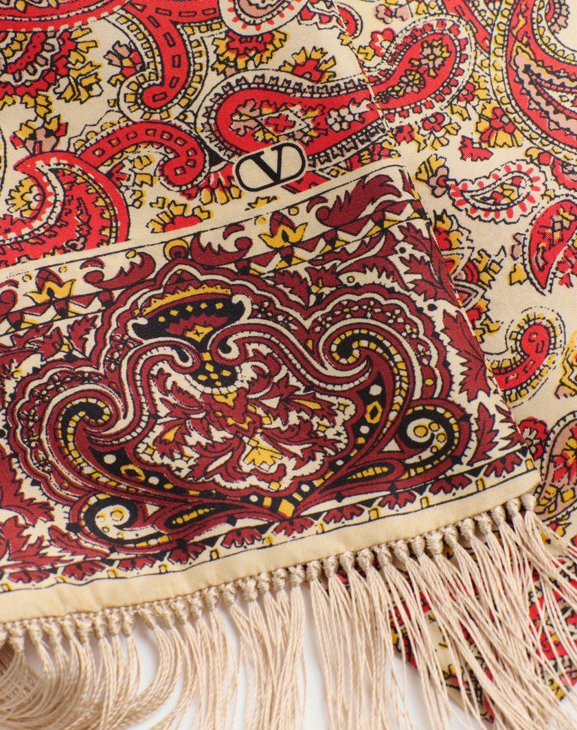 Valentino Handbags Scarf Bandeaux Voyage Imaginaire In Seta Con Frange per Uomo in Crema/rosso/bordeaux/nero | Valentino IT Convenienza