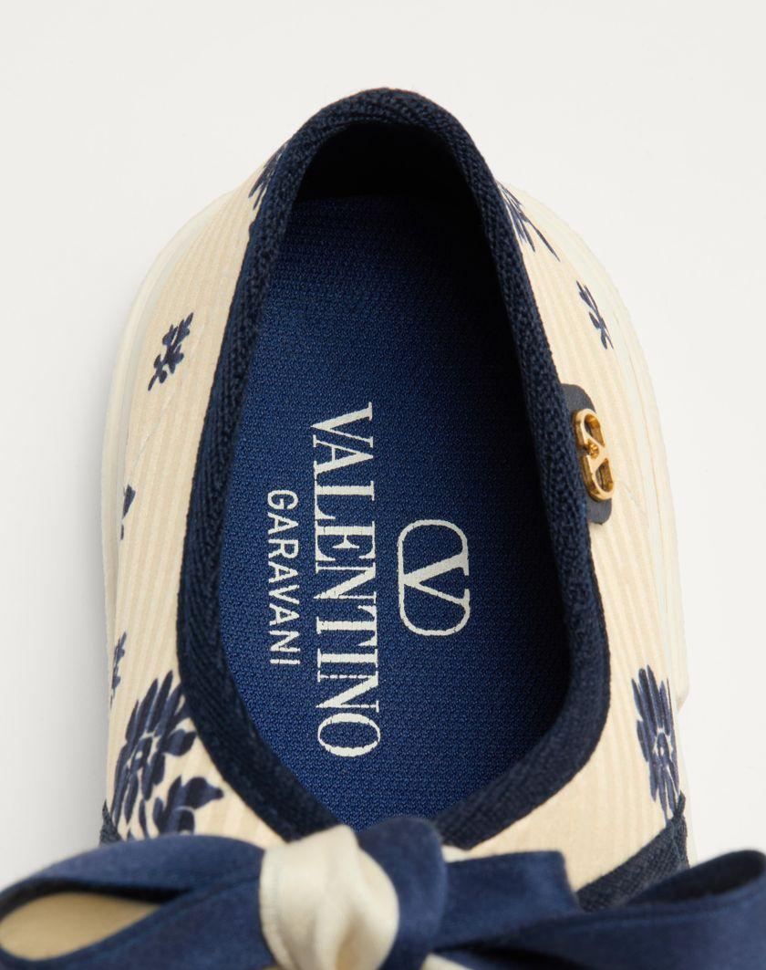 Valentino Handbags Sneaker Ballerina Bay By Bay In Tessuto Papier Floral per Donna in Blu/avorio | Valentino IT Promozione