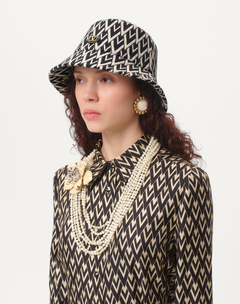 Valentino Handbags Cappello Bucket Toute La V In Lana per Donna in Nero/crema | Valentino IT Presa