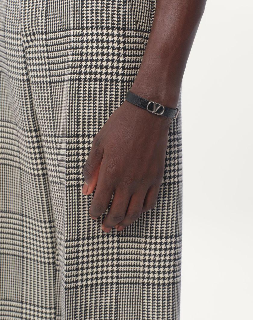 Valentino Handbags Bracciale Vlogo Signature In Vitello Granato per Uomo in Nero | Valentino IT Outlet