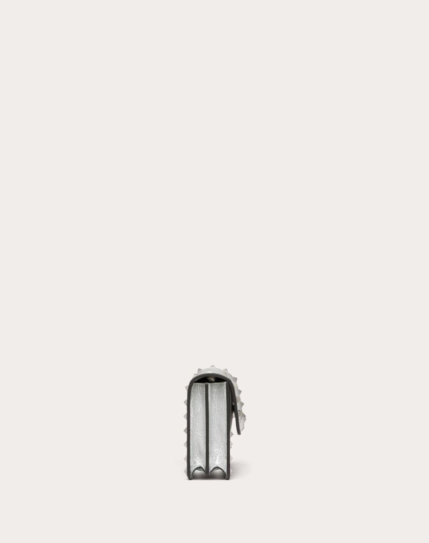 Valentino Handbags Portafoglio Con Catena Rockstud In Vitello Granato Metallizzato per Donna in Argento | Valentino IT Offerte