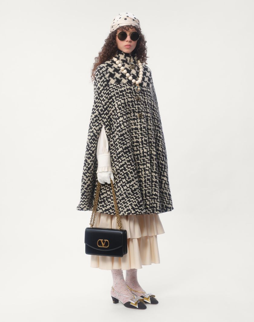 Valentino Handbags Cappa In Geometric Tweed per Donna in Avorio/nero | Valentino IT Negozio