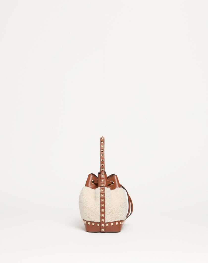 Valentino Handbags Borsa A Secchiello Valentino Garavani Rockstud In Shearling per Donna in Naturale/selleria | Valentino IT Offerta