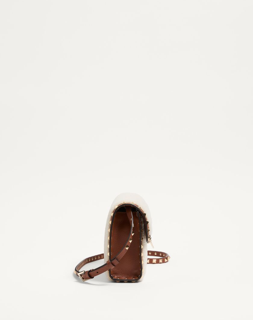 Valentino Handbags Borsa Piccola A Tracolla Valentino Garavani Rockstud In Shearling per Donna in Naturale/selleria | Valentino IT Economico