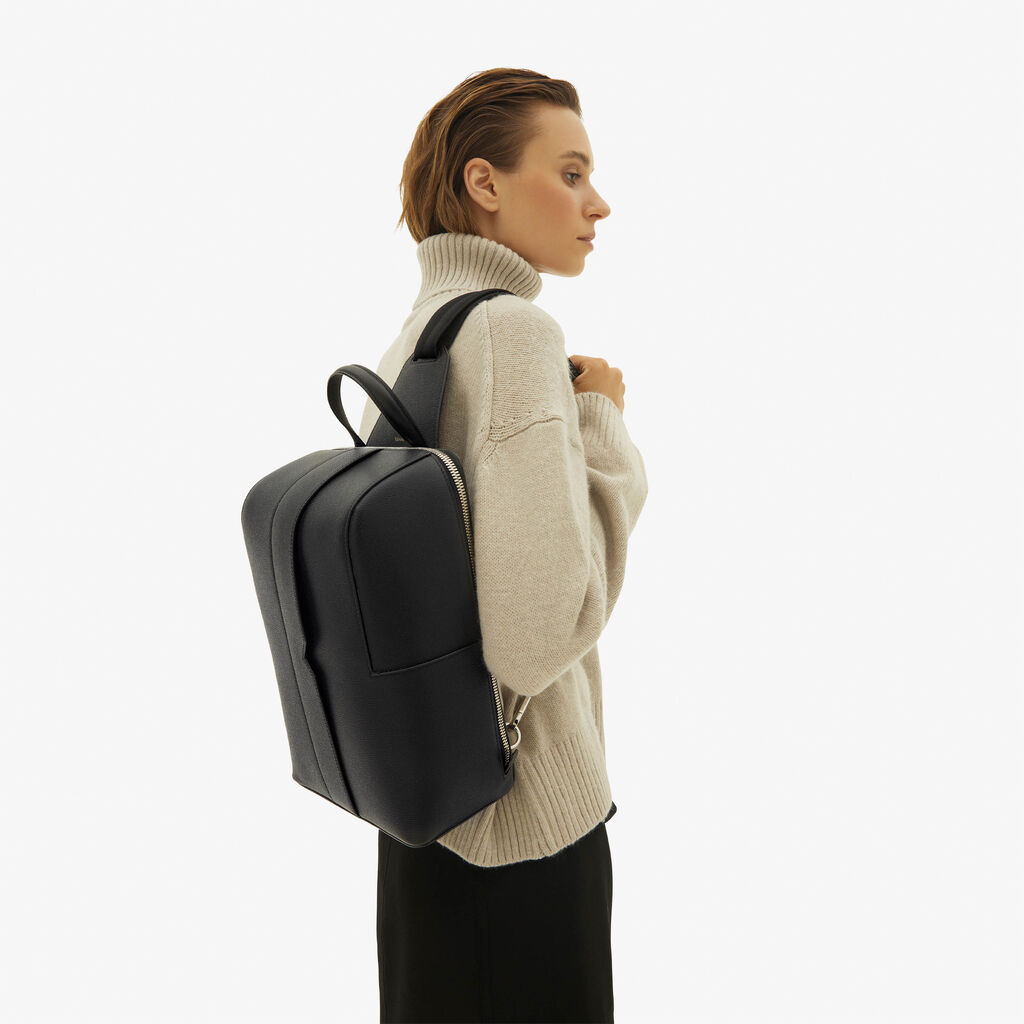 Valextra Valextra V-Line: Zaino monospalla con porta iPad in Pelle Nera Acquista Ora