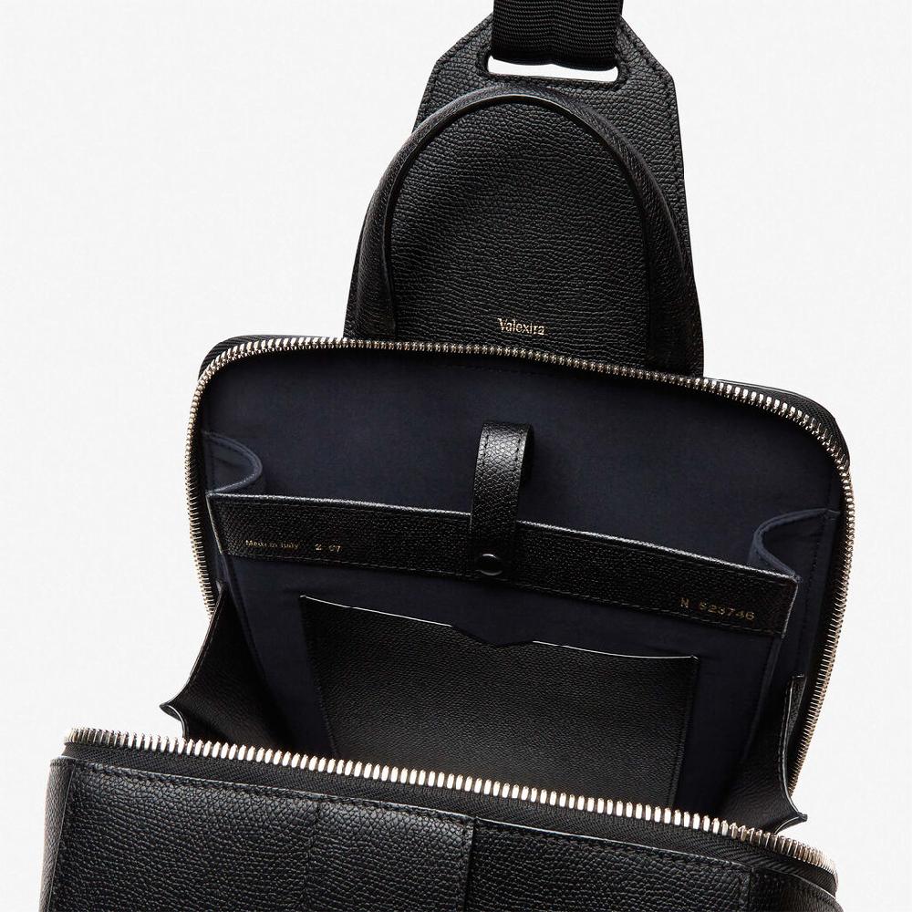 Valextra Valextra V-Line: Zaino monospalla con porta iPad in Pelle Nera Acquista Ora