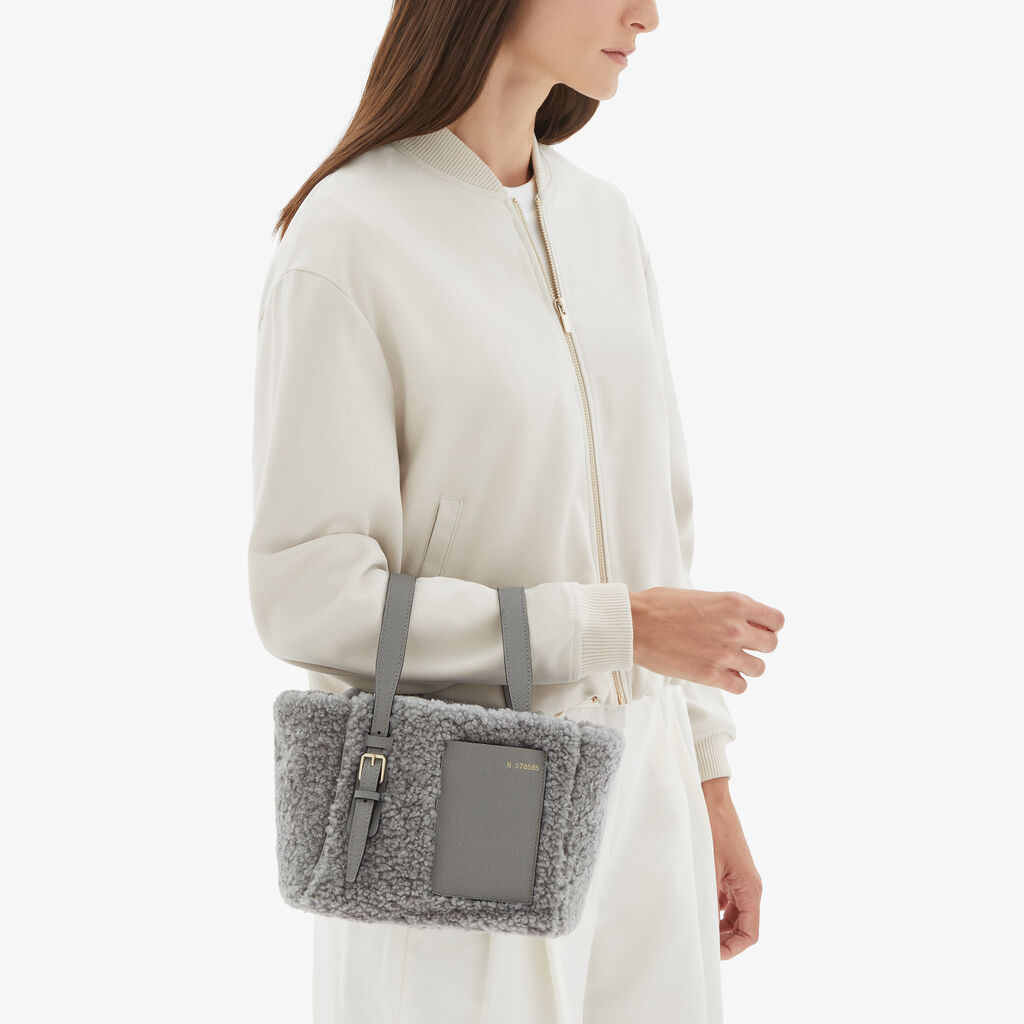 Valextra Borsa a secchiello da Donna in Shearling Grigia | Valextra Soft Italy