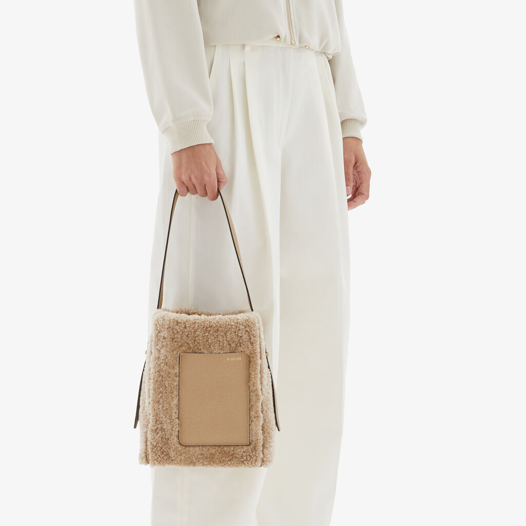 Valextra Borsa a secchiello da Donna Mini Shearling Beige | Valextra Soft Italia