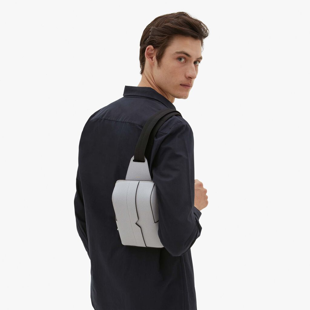 Valextra Zaino monospalla ergonomico in Pelle Grigia | Valextra V-Line Spedizione gratuita